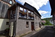 Verkauf Einfamilienhaus Zella-Mehlis Ortsteil Benshausen aussen mit Ansicht Balkon