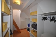 Verkauf freistehendes Zweifamilienhaus in Suhl Ortsteil Dietzhausen Ankleide mit Zugang zum Schlafbereich