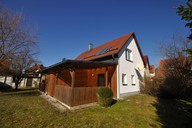 Verkauf freistehendes Zweifamilienhaus in Suhl Ortsteil Dietzhausen Seitenansicht Haus 2