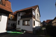 Verkauf frei stehendes Ein- bis Zweifamilienhaus in Viernau Hofansicht