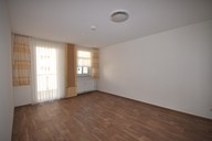 Vermietung 2 Zimmer Suhl Innenstadt Wohnzimmer mit Zugang zum Balkon