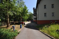 Vermietung 2 Zimmer Suhl Innenstadt Zufahrt zur Wohnanlage