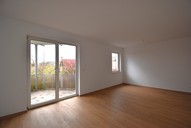 Vermietung 2 Zimmerwohnung Suhl Lautenberg Wohnzimmer mit Zugang zum Balkon und Gartenbereich