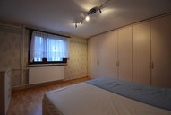 Verkauf Freistehendes Ein- bis Zweifamilienhaus mit viel Nebengelass Ansicht Schlafzimmer
