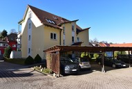 Verkauf 3 Zimmer-Eigentumswohnug Suhl, Neundorf Rückansicht mit Carportstellplätzen