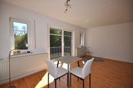 Vermietung Singlewohnung Suhl Ortsteil Albrechts Wohnbereich mit Zugang zum Balkon