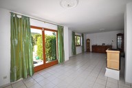 Verkauf freistehendes Einfamilienhaus Lengfeld Wohnzimmer mit Zugang zur Terrasse