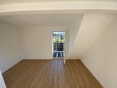 Verkauf vermietetes Mehrfamilienhaus Zella-Mehlis Wohnzimmer mit Zugang zum Balkon