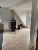 Verkauf vermietetes Mehrfamilienhaus Zella-Mehlis Wohnzimmer mit Kamin und Balkon
