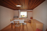 Verkauf freistehendes Einfamilienhaus mit Freizeitbungalow Wohnzimmer