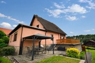 Verkauf freistehendes Einfamilienhaus mit Freizeitbungalow  - Seitenansicht mit Terrasse