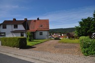 Verkauf Einfamilienhaus in Form einer Doppelhaushälfte Zella-Mehlis Siedlung Straßenansicht und Stellplätze