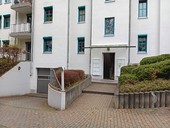 Verkauf 3-Zimmer-Eigentumswohnung Suhl Lautenberg Hauseingang und Tiefgarageneinfahrt