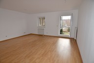 Vermietung 2 Zimmerwohnung Suhl Richtung Goldlauter Wohnzimmer mit Zugang zum Balkon