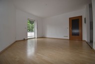 Vermietung 3 Zimmer Suhl Wohnzimmer mit Zugang zum Balkon