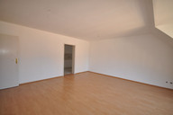 Vermietung 2 Zimmerwohnung Suhl Innenstadt Wohnzimmer mit Zugang zum Balkon