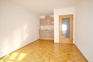 Vermietung 2 Zimmer Suhl Innenstadt Wohnzimmer mit offener Küche